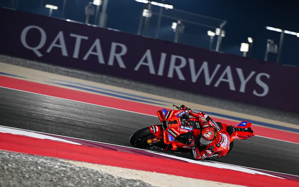 프란체스코 바냐이아가 2024 모토GP 개막전 카타르 GP에서 우승컵을 들어올렸다. 사진=motogp.com