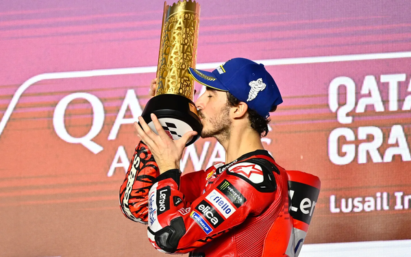 프란체스코 바냐이아가 2024 모토GP 개막전 카타르 GP에서 우승컵을 들어올렸다. 사진=motogp.com
