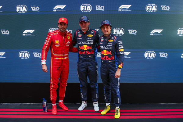 2024 F1 제3전 호주 GP 예선에서 막스 페르스타펜(가운데)이 폴 포지션을 차지했고, 카를로스 사인츠(왼쪽)와 셀지오 페레스가 각각 2, 3위를 했다. 페레스는 Q1에서의 방해 행위를 해 3그리드 강등 페널티를 받았다. 사진=FIA