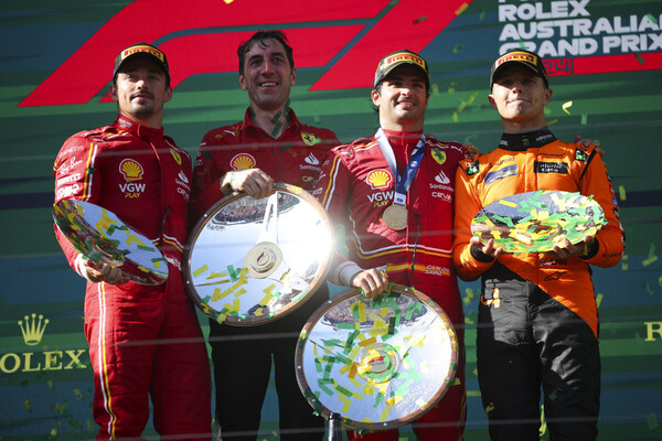 2024 F1 제3전 호주 GP에서 페라리의 카를로스 사인츠(가운데)와 샤를 르클레르가 1, 2위를 해 팀에 원 투 피니시를 선물했다. 3위는 랜도 노리스. 사진=FIA