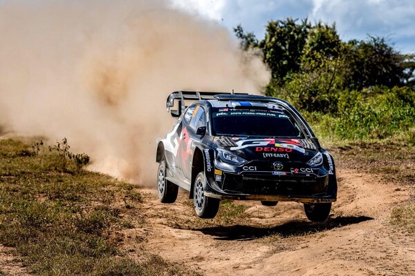 2024 WRC 케냐 사파리 랠리에서 흙먼지를 일으키며점프하는 칼리 로반페라의 토요타 GR 야리스 랠리1 경주차. 사진=WRC
