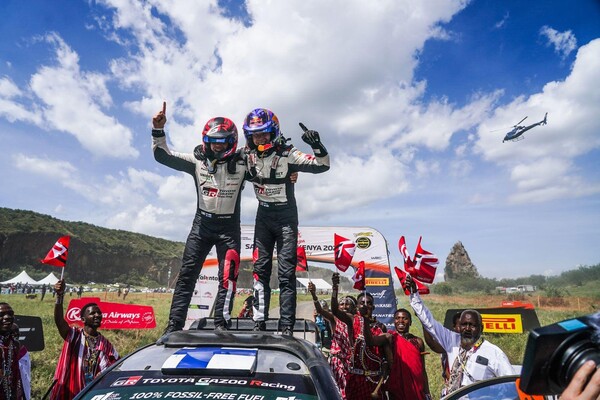 2024 WRC 케냐 사파리 랠리에서 우승을 확정짓고 기뻐하는 칼리 로반페라. 사진=WRC.
