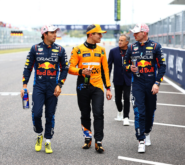 2024 F1 제4전 일본 GP에서 막스 페르스타펜(오른쪽)과 랜도 노리스(가운데), 셀지오 페레스가 예선 1, 2, 3위를 했다. 사진=레드불