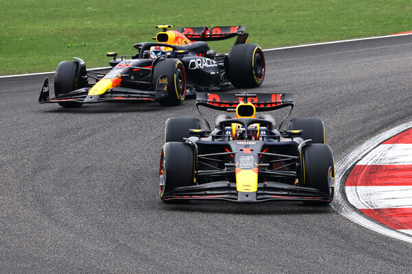 2024 F1 제5전 중국 GP에서 1, 2위를 달리는 막스 페르스타펜(앞)과 셀지오 페레스.사진=레드불