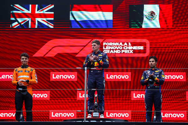 2024 F1 제5전 중국 GP의 포디엄. 막스 페르스타펜(가운데)이 폴 투 윈으로 시즌 4승, 통산 58승을 거뒀고, 랜도 노리스(왼쪽)와 셀지오 페레스가 각각 2, 3위를 했다. 사진=레드불